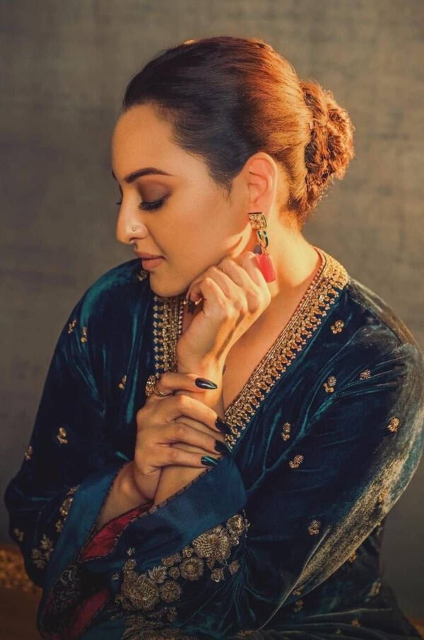 TD-6089_2.jpg Sonakshi Sinha Inspired Rama Green Velvet Kurta Set